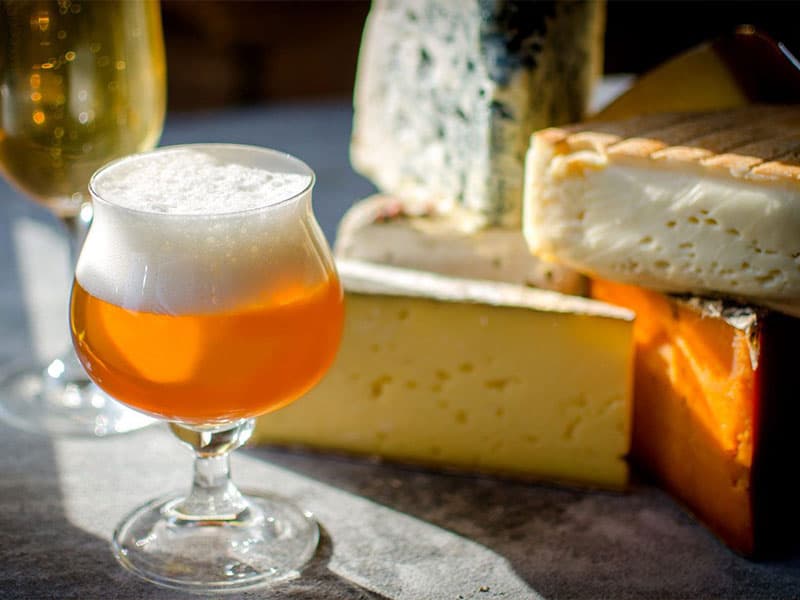 Descubra as harmonizações perfeitas entre bebidas e queijos